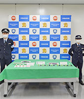 摘発物品公開の様子 摘発物品公開の様子