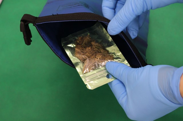 麻薬を含有した電子タバコの拡大写真 収納袋から取り出している状況