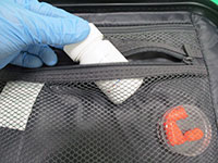 �X�[�c�P�[�X���|�P�b�g�ɓ����Ă��閃�򂪉B�����ꂽ�{�g��