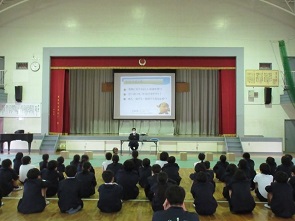 講話の様子の写真