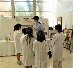 熱心に話を聞く小学生