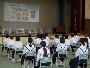 薬物乱用防止教室の様子(崎辺中学校)