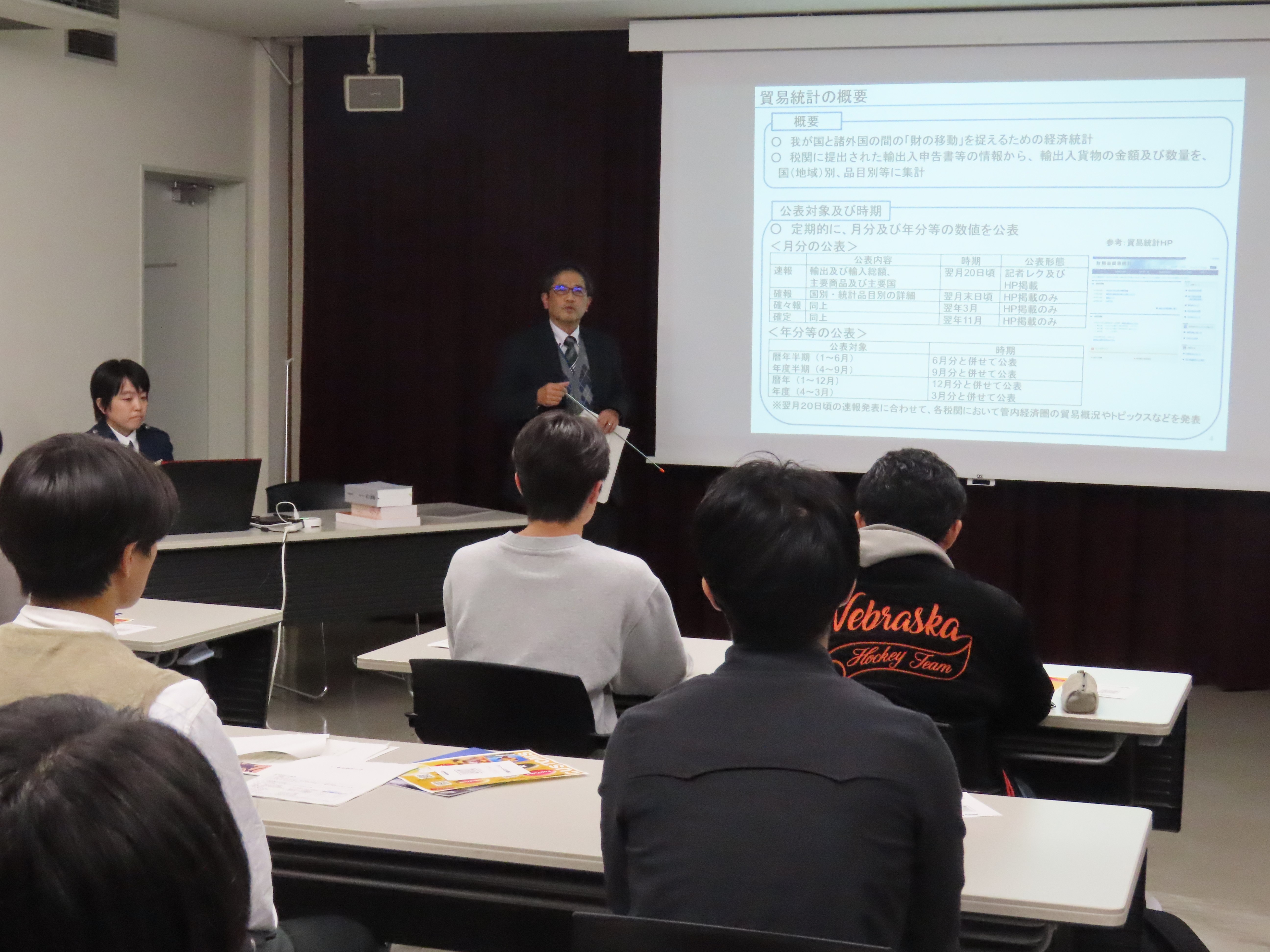 ゼミ生への説明の様子