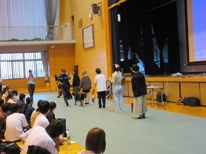 麻薬探知犬によるデモンストレーション