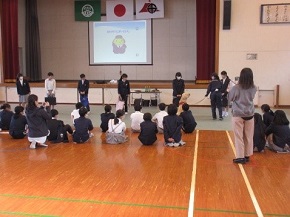 麻薬探知犬によるデモンストレーションの様子