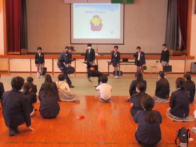 麻薬探知犬によるデモンストレーション