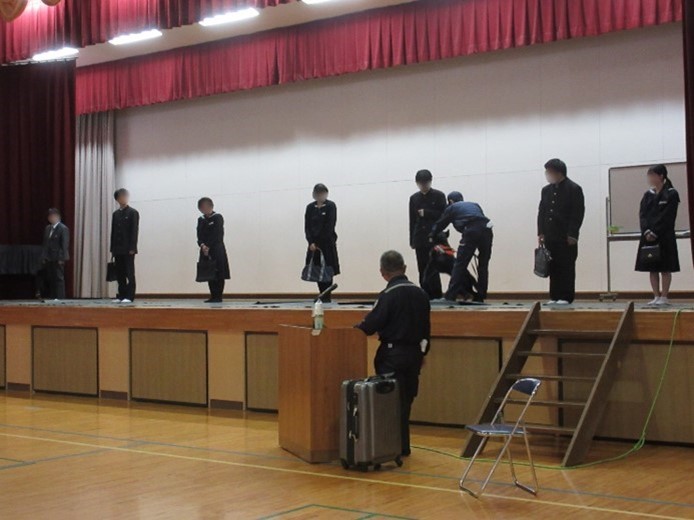 麻薬探知犬によるデモンストレーション