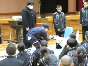 麻薬をかぎ分ける麻薬探知犬の様子