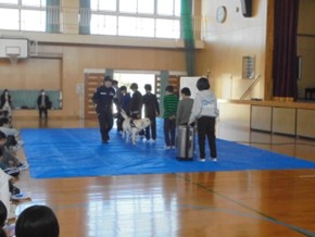 麻薬探知犬によるデモンストレーション