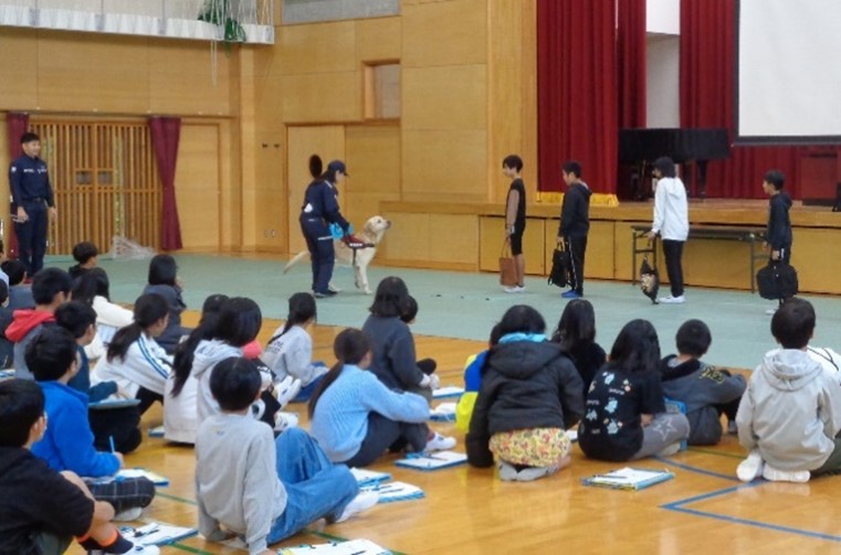 麻薬探知犬によるデモンストレーションの様子