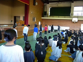 麻薬探知犬によるデモンストレーションの様子