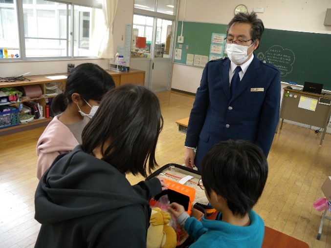 手荷物検査体験の様子