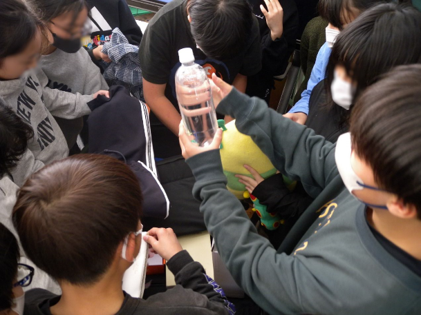 手荷物検査体験の様子