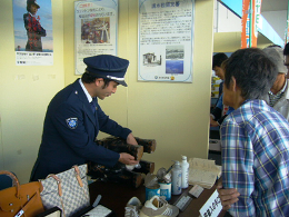 清水税関支署「第14回清水興津港フェア」において税関展を開催している様子