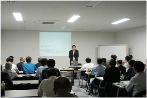 名古屋国際貨物協議会において講演を行う江上中部空港税関支署長