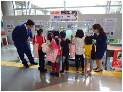 展示品を見る子供たち