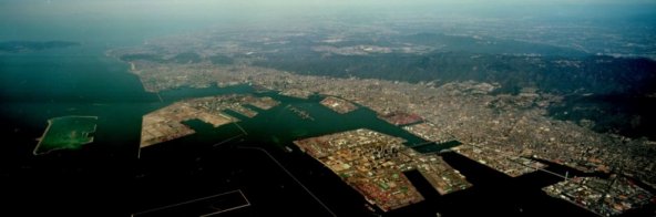 Picture:A view of Kobe Port of today (1998)