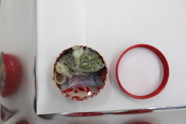 赤色缶を開披した状況 赤色缶を開披した状況
