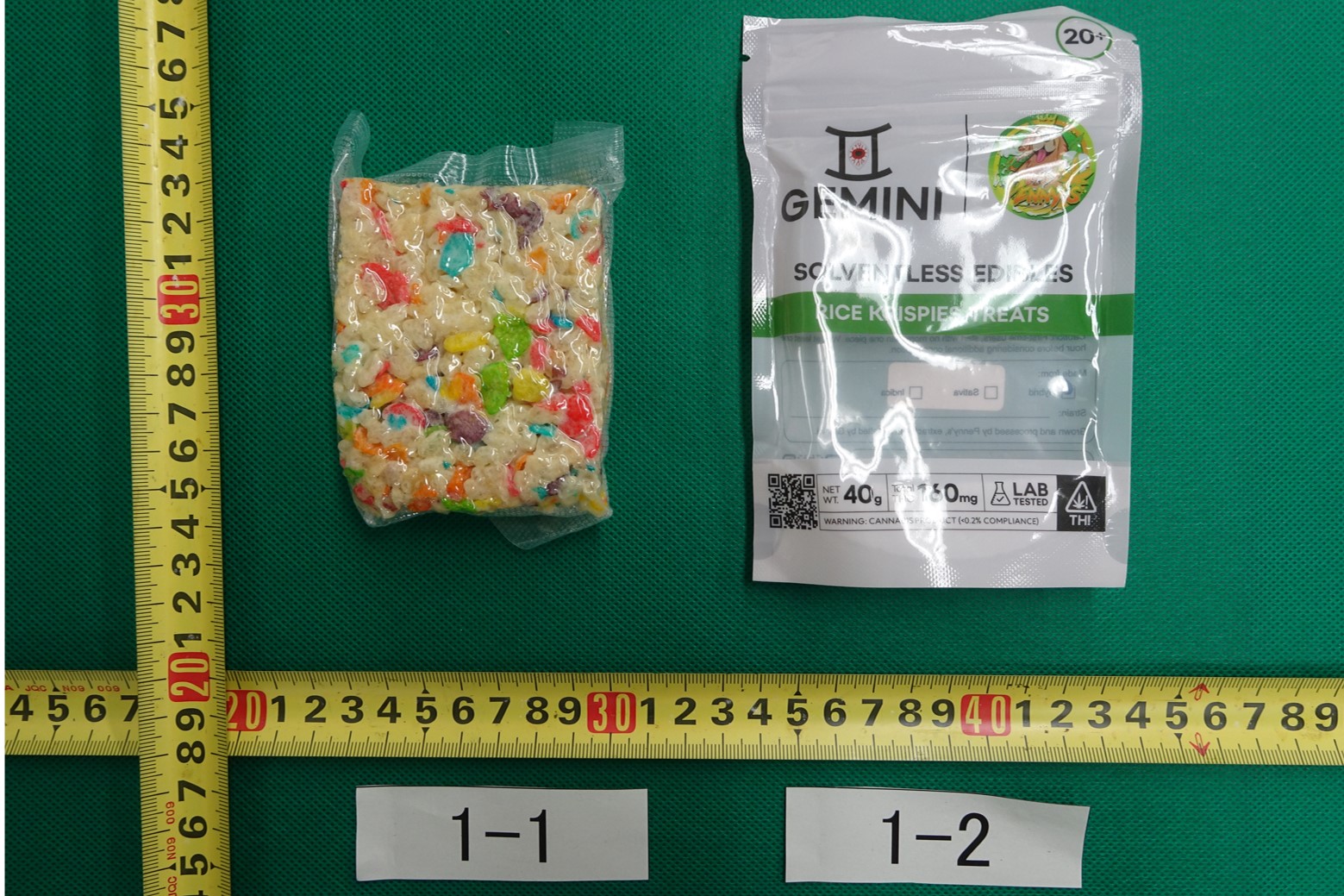 外装から中身を取り出して並べた状態 外装から中身を取り出して並べた状態
