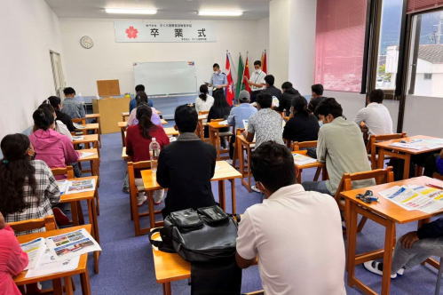 熱心に耳を傾ける日本語学校留学生