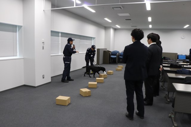 麻薬探知犬デモンストレーションの様子