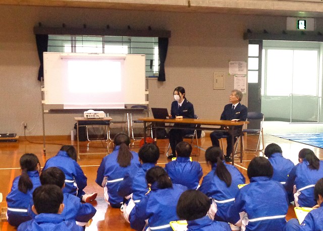 �Ŋ֐E�����������Ă���l�q