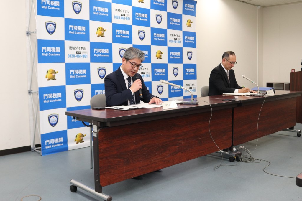 �Ŋ֐E�����������Ă���l�q