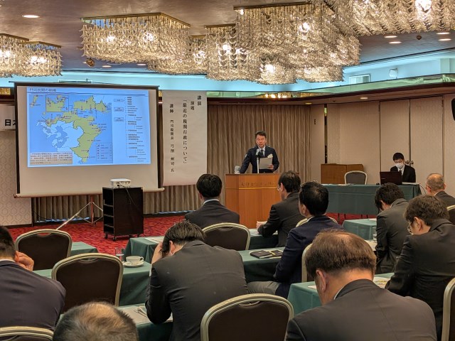 �|��Ŋ֒�������������Ă���l�q