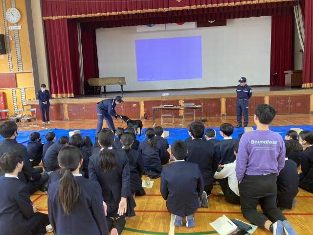 ����T�m���f�����X�g���[�V�����̗l�q