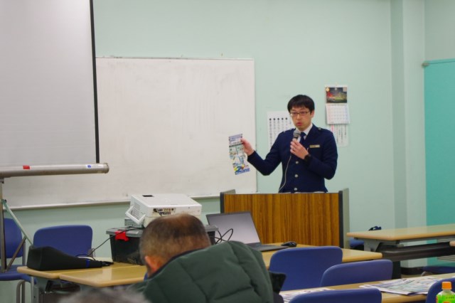 �Ŋ֐E�����������Ă���l�q