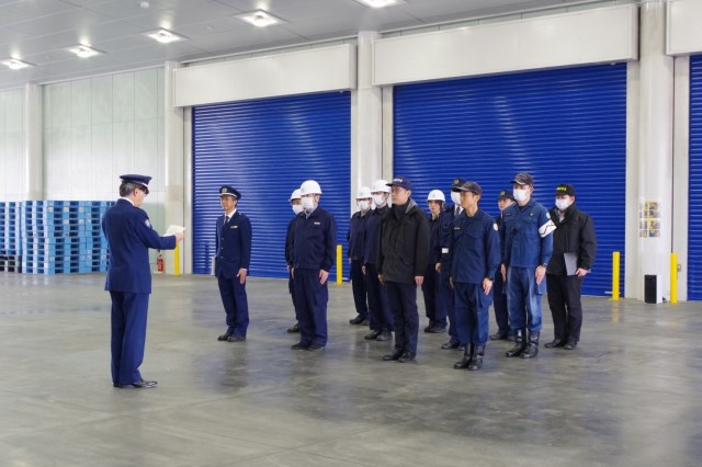 �Q���E�������񂵂Ă���l�q