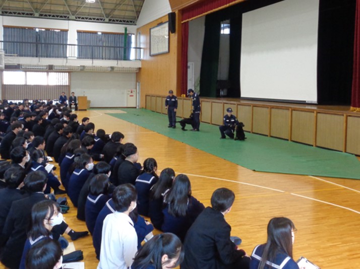 ����T�m���ɂ��f�����X�g���[�V�����̗l�q