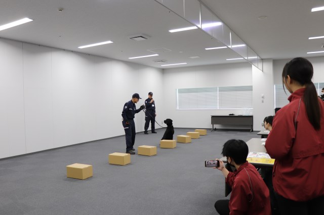 ����T�m���f�����X�g���[�V�����̗l�q