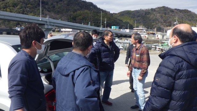 �s�R�҂ɑ΂��E��������s���Ă���l�q