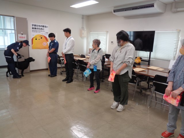 麻薬探知犬デモンストレーションの様子