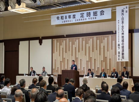 弓削税関長が祝辞を述べられている様子