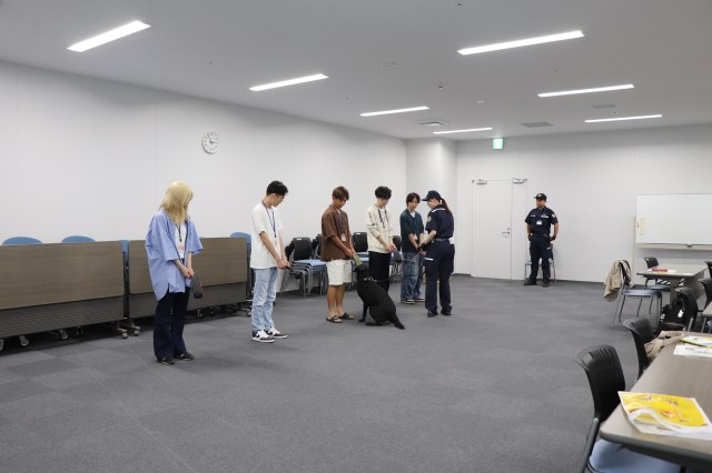 麻薬探知犬によるデモンストレーションの様子