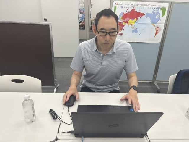 税関職員が説明している様子