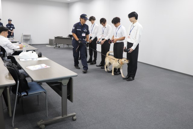 麻薬探知犬のデモンストレーションの様子