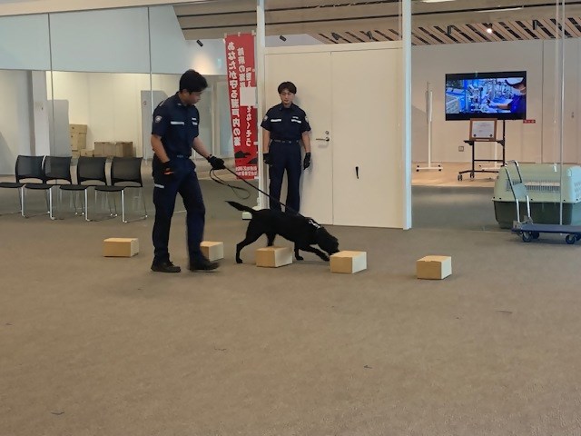 麻薬探知犬によるデモンストレーションの様子A