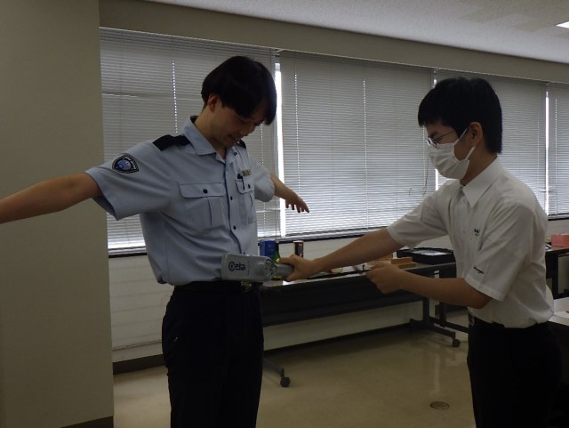 金属探知機説明の様子