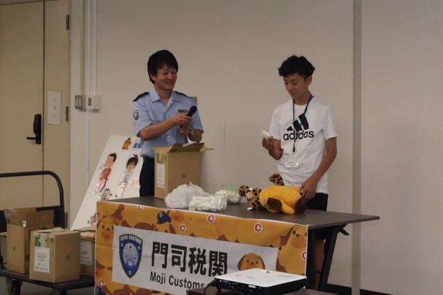 貨物検査体験の様子