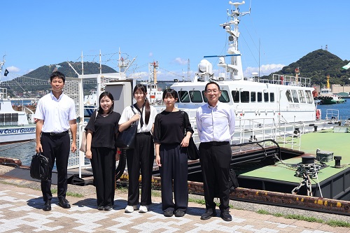 監視艇「かいせい」で記念撮影
