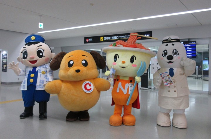 参加機関のマスコットキャラクターによる集合写真