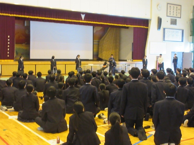 ����T�m���ɂ��f�����X�g���[�V�����̗l�q