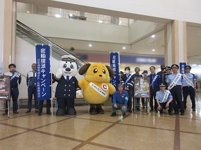 キャンペーンに参加した職員の集合写真