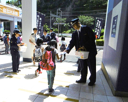 27NT22ij@lsŊ֎xAHقɂăLy[{