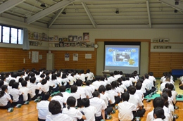 平成27年9月8日（火）　名古屋税関、三重県名張市立北中学校の薬物乱用防止教室において講演