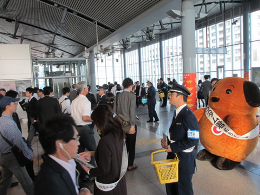 平成27年10月6日（火）　清水税関支署、ＪＲ清水駅でキャンペーンを実施