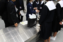 平成27年10月21日（水）中部空港税関支署、西尾市立福地中学校生徒の訪問を受入れ